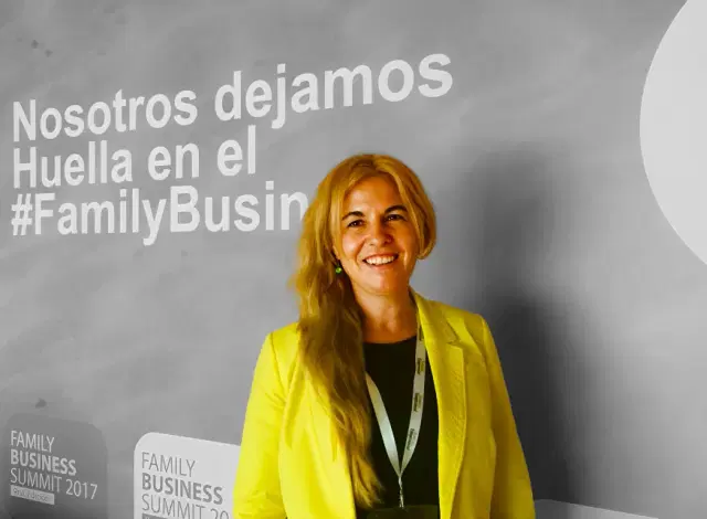 Facilitando un enriquecedor evento de Family Business, donde las familias empresarias exploran estrategias para el éxito y la armonía.